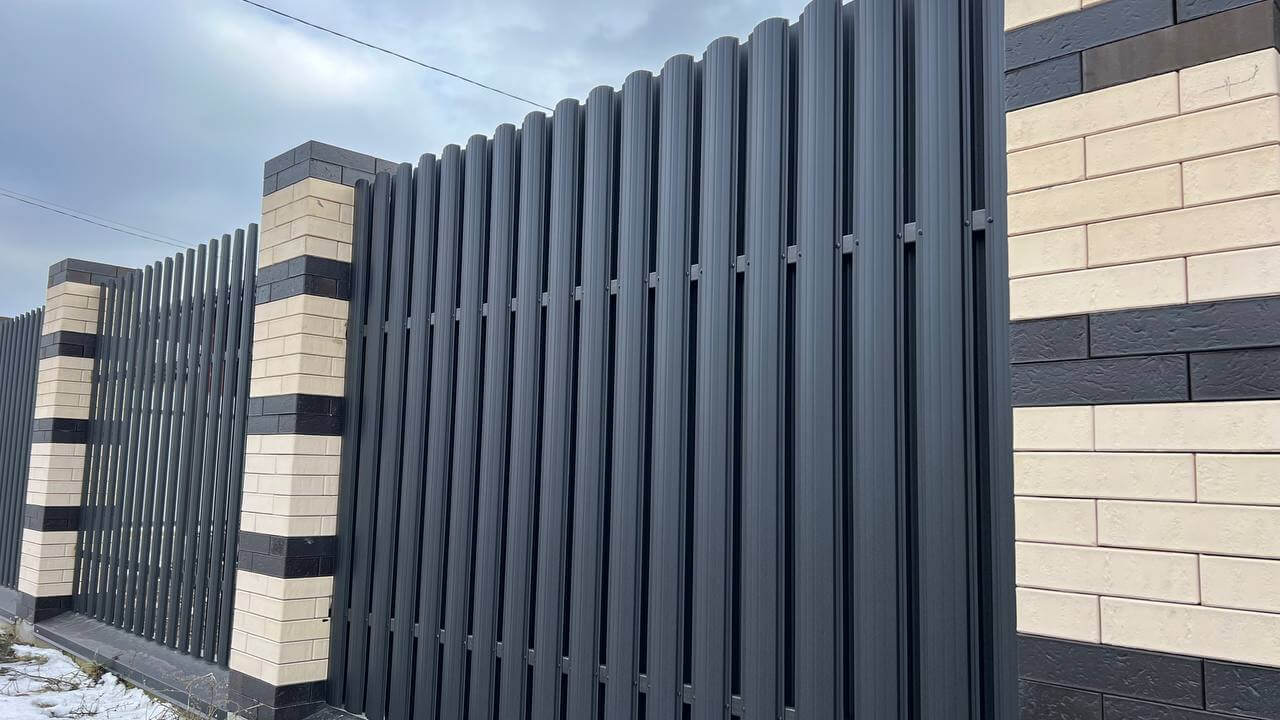 Забор из металлического штакетника RAL9005 Черный МАТТЕ фото 4 в Симферополе