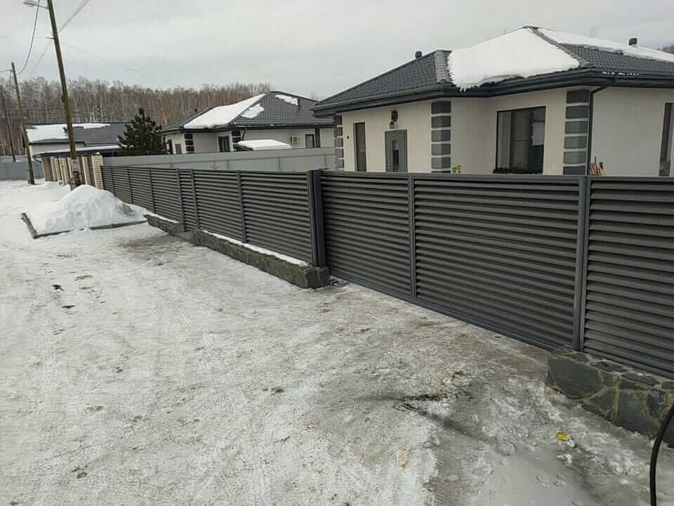 Забор-жалюзи с входной группой 26м RAL7024 Серый Графит МАТТЕ фото 1 в Симферополе