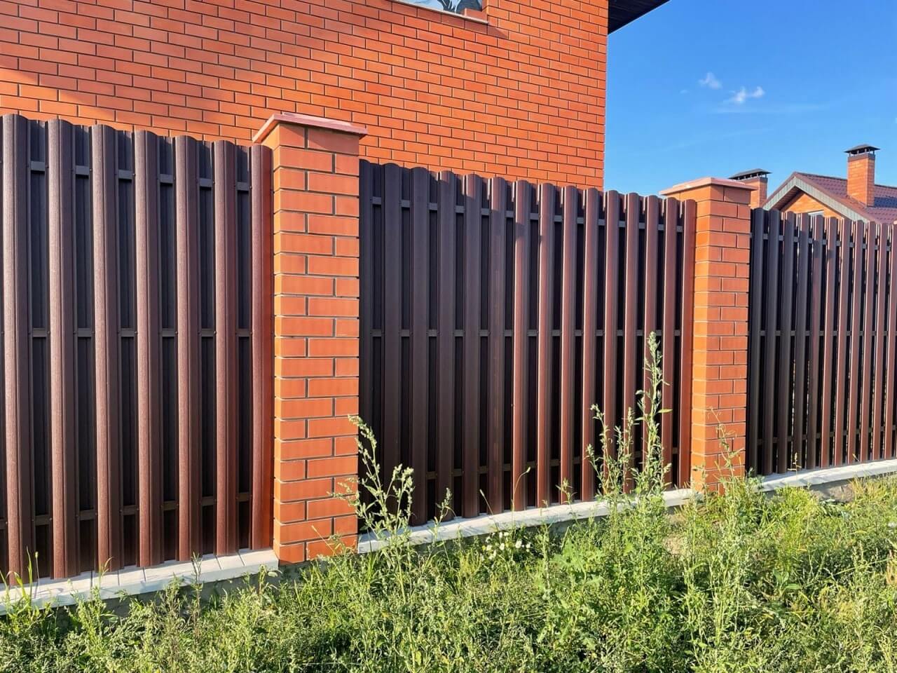 Забор из фигурного штакетника 23м RAL8017/8017 Шоколад двусторонний фото 3 в Симферополе