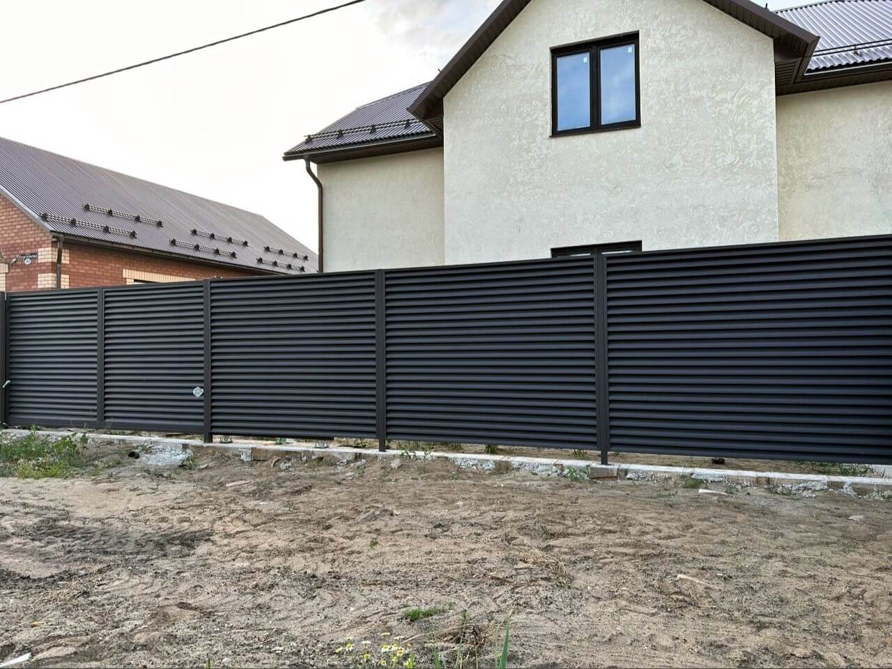 Забор с ламелями еврожалюзи 18м RAL8019/8019 Темный Шоколад МАТТЕ двусторонний фото 1 в Симферополе