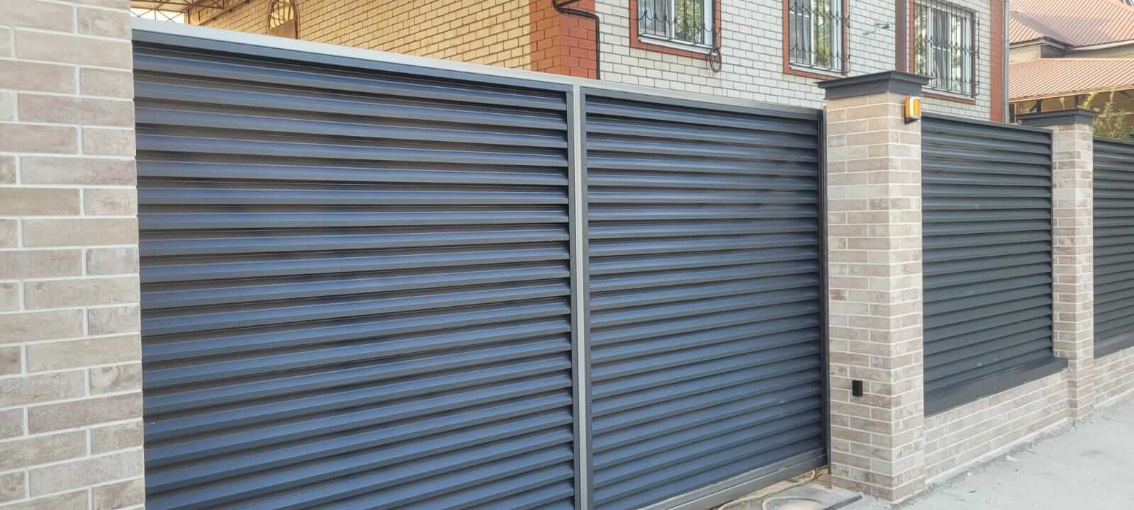 Забор-жалюзи с ламелями ЭКО-Z US усиленные 20м RAL7024/7024 Серый Графит двусторонний МАТТЕ фото 9 в Симферополе
