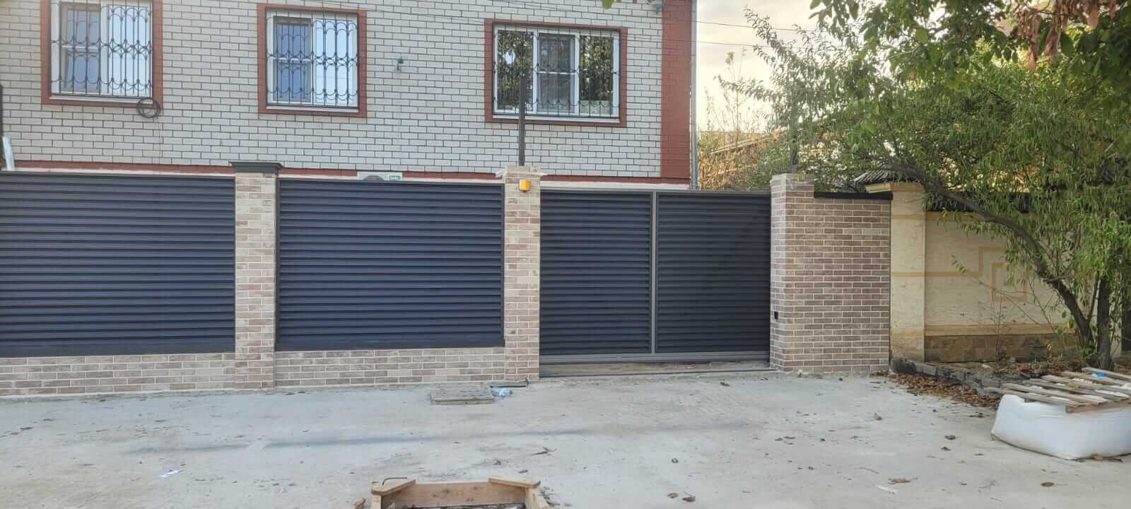 Забор-жалюзи с ламелями ЭКО-Z US усиленные 20м RAL7024/7024 Серый Графит двусторонний МАТТЕ фото 2 в Симферополе