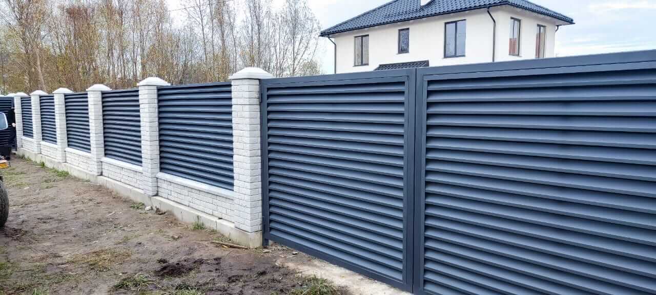 Забор-жалюзи из ламелей ЭКО-Z 32м RAL7024 Серый Графит МАТТЕ фото 5 в Симферополе