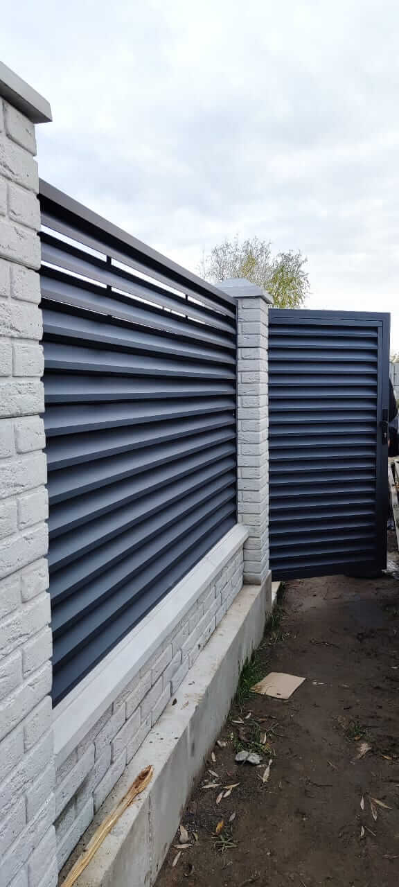 Забор-жалюзи из ламелей ЭКО-Z 32м RAL7024 Серый Графит МАТТЕ фото 4 в Симферополе