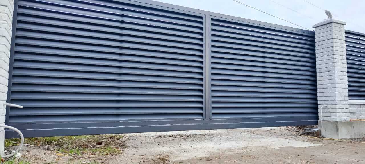 Забор-жалюзи из ламелей ЭКО-Z 32м RAL7024 Серый Графит МАТТЕ фото 3 в Симферополе