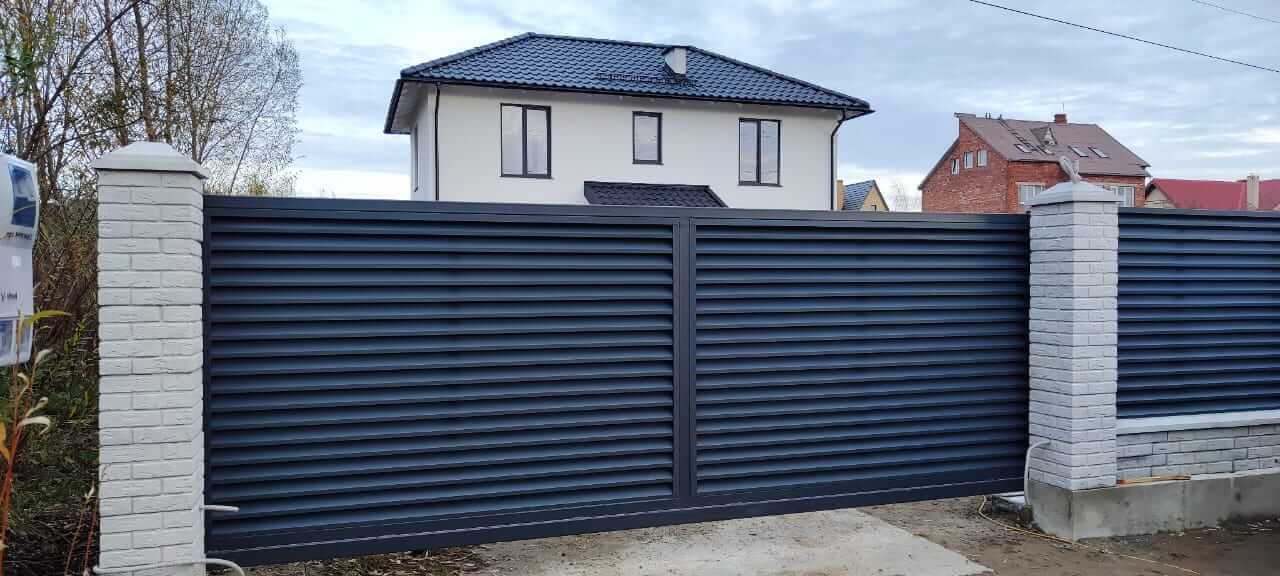 Забор-жалюзи из ламелей ЭКО-Z 32м RAL7024 Серый Графит МАТТЕ фото 2 в Симферополе