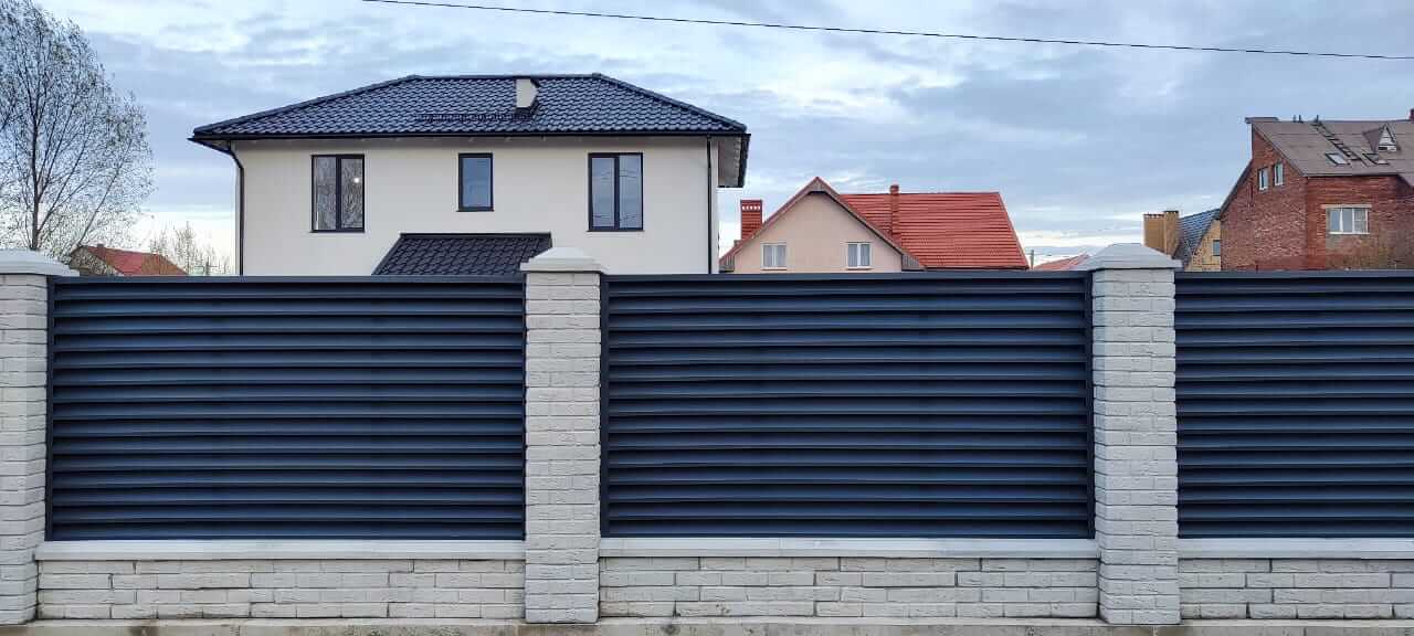 Забор-жалюзи из ламелей ЭКО-Z 32м RAL7024 Серый Графит МАТТЕ в Симферополе