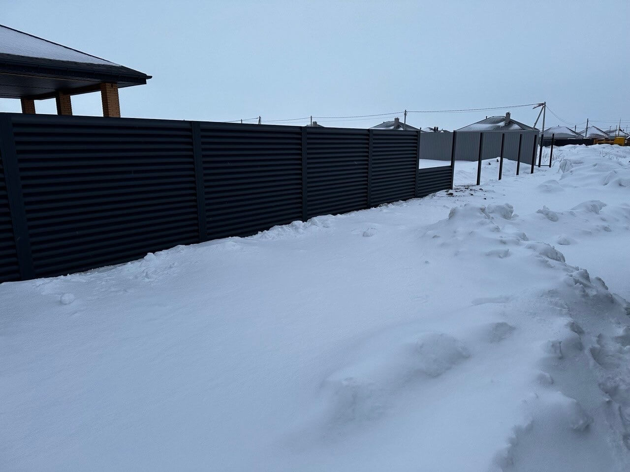 Забор-жалюзи из ламелей еврожалюзи 57м RAL7024 Серый Графит МАТТЕ фото 6 в Симферополе