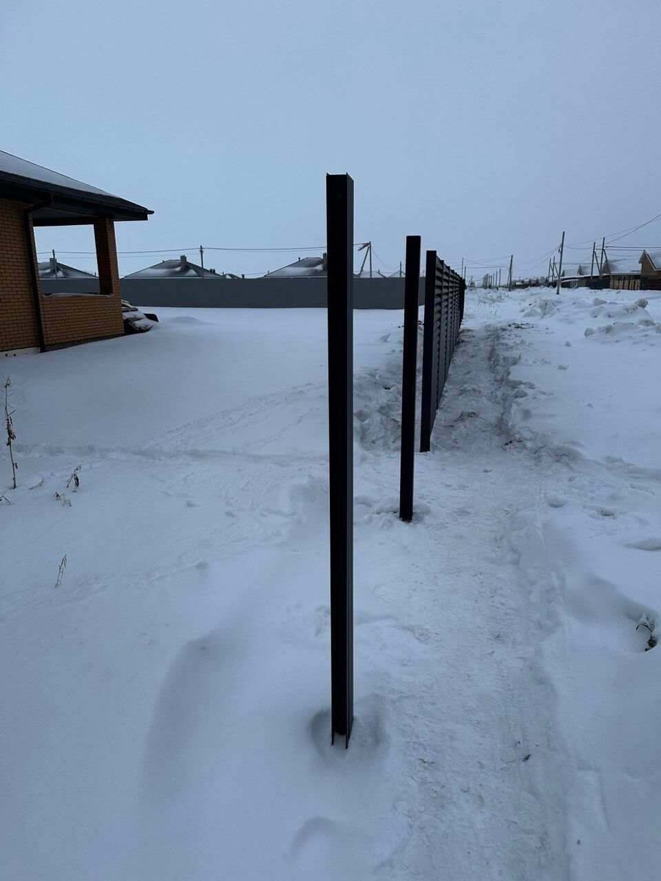 Забор-жалюзи из ламелей еврожалюзи 57м RAL7024 Серый Графит МАТТЕ фото 5 в Симферополе