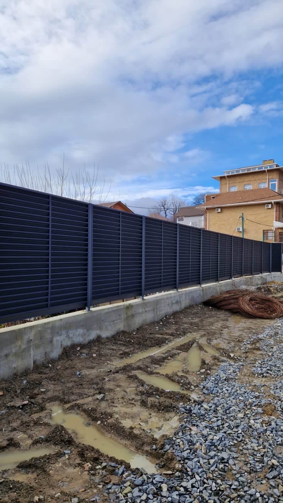 Забор-жалюзи из ламелей ЭКО-Z усиленных 87м RAL7024 Серый Графит матовый фото 6 в Симферополе