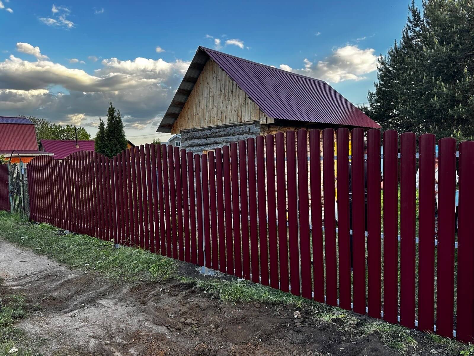 Забор из евроштакетника 28м RAL3005 Красное Вино фото 2 в Симферополе