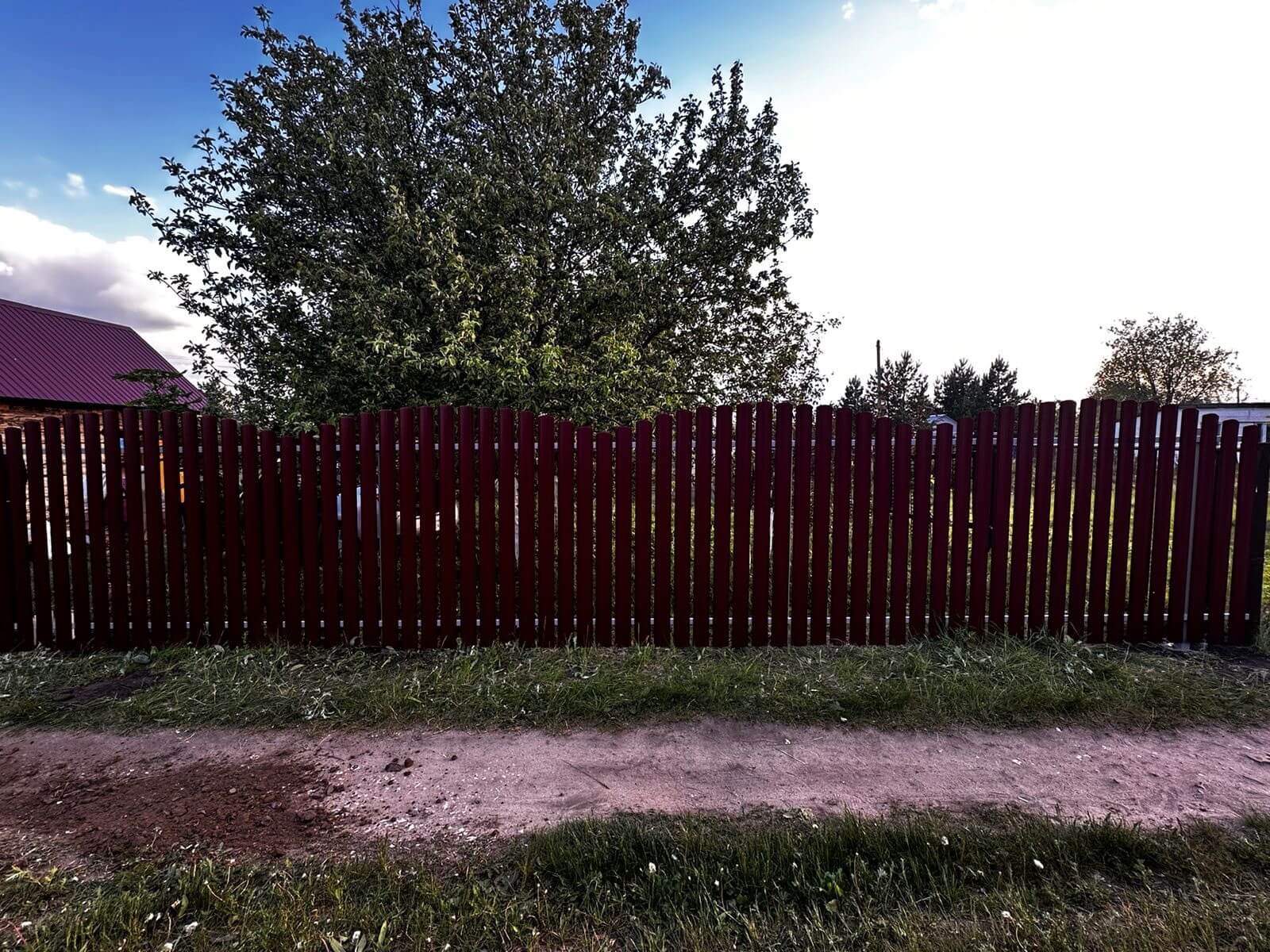 Забор из евроштакетника 28м RAL3005 Красное Вино фото 1 в Симферополе