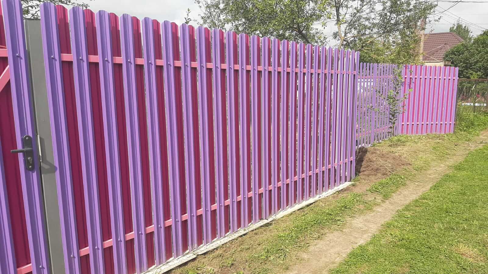 Двухцветный забор из евроштакетника 44м RAL4005 Сиреневый, RAL4006 Пурпурный фото 4 в Симферополе