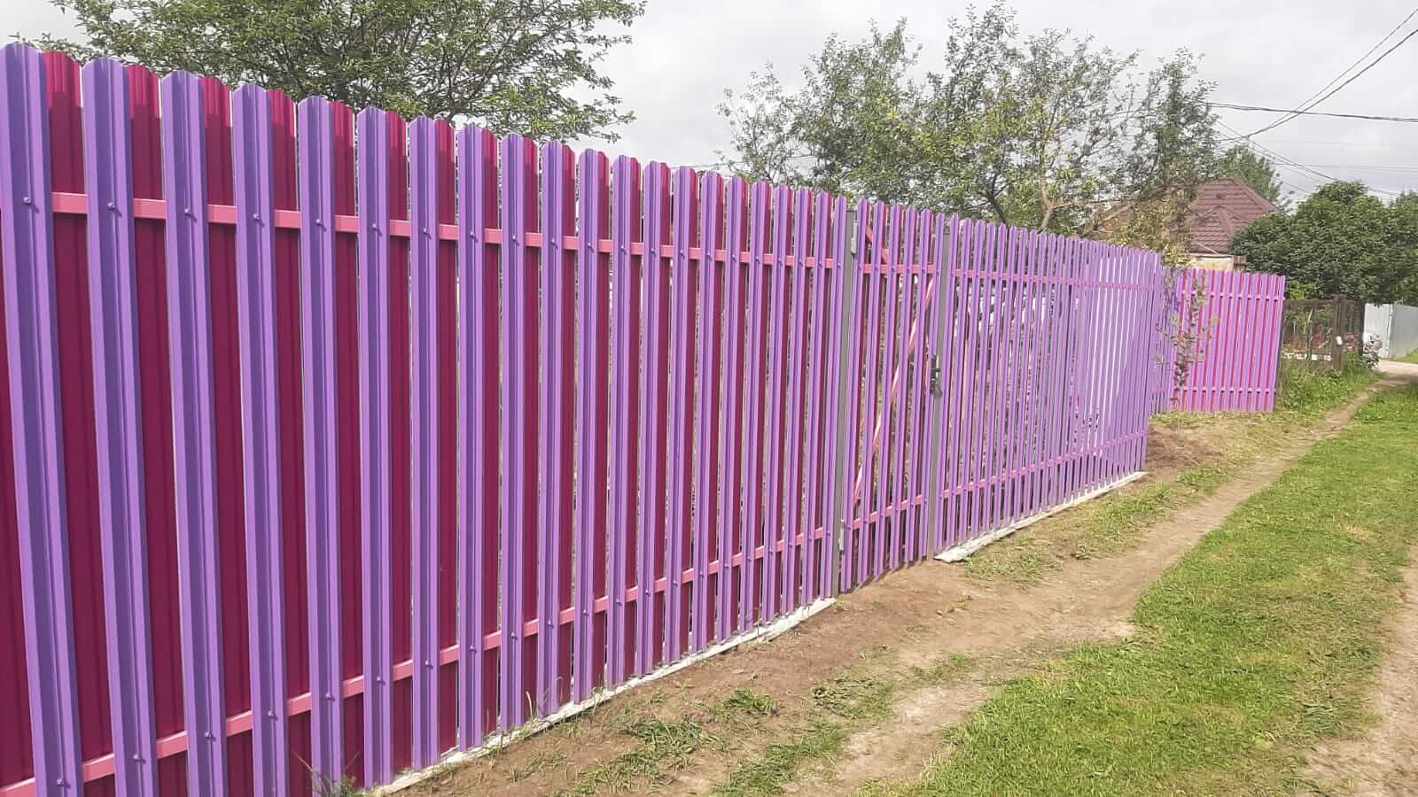 Двухцветный забор из евроштакетника 44м RAL4005 Сиреневый, RAL4006 Пурпурный фото 3 в Симферополе