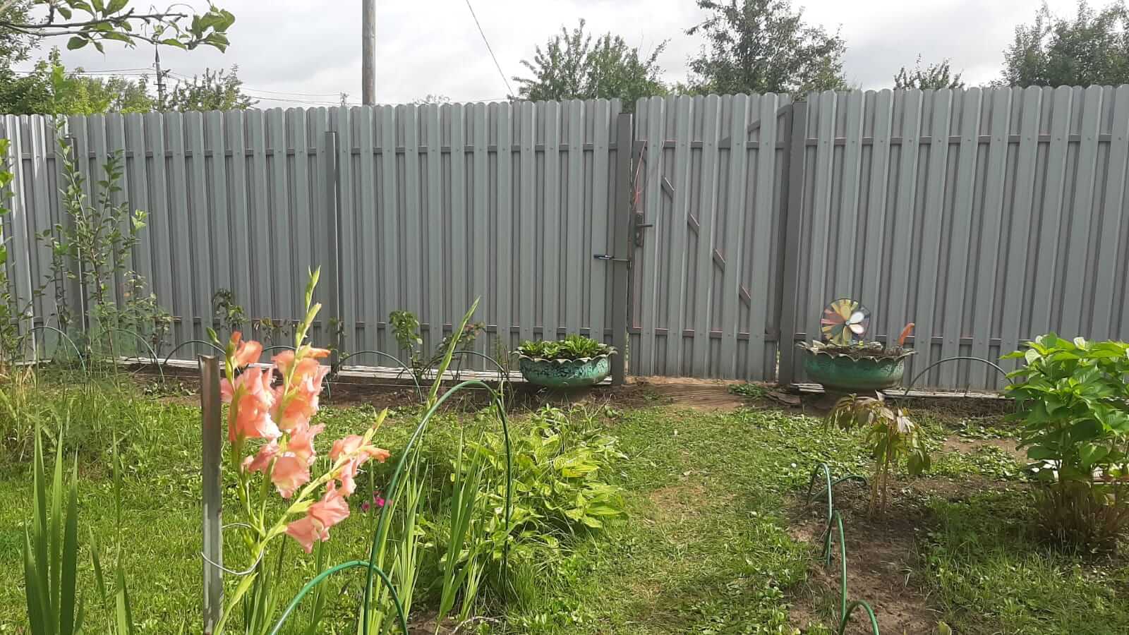 Двухцветный забор из евроштакетника 44м RAL4005 Сиреневый, RAL4006 Пурпурный фото 1 в Симферополе