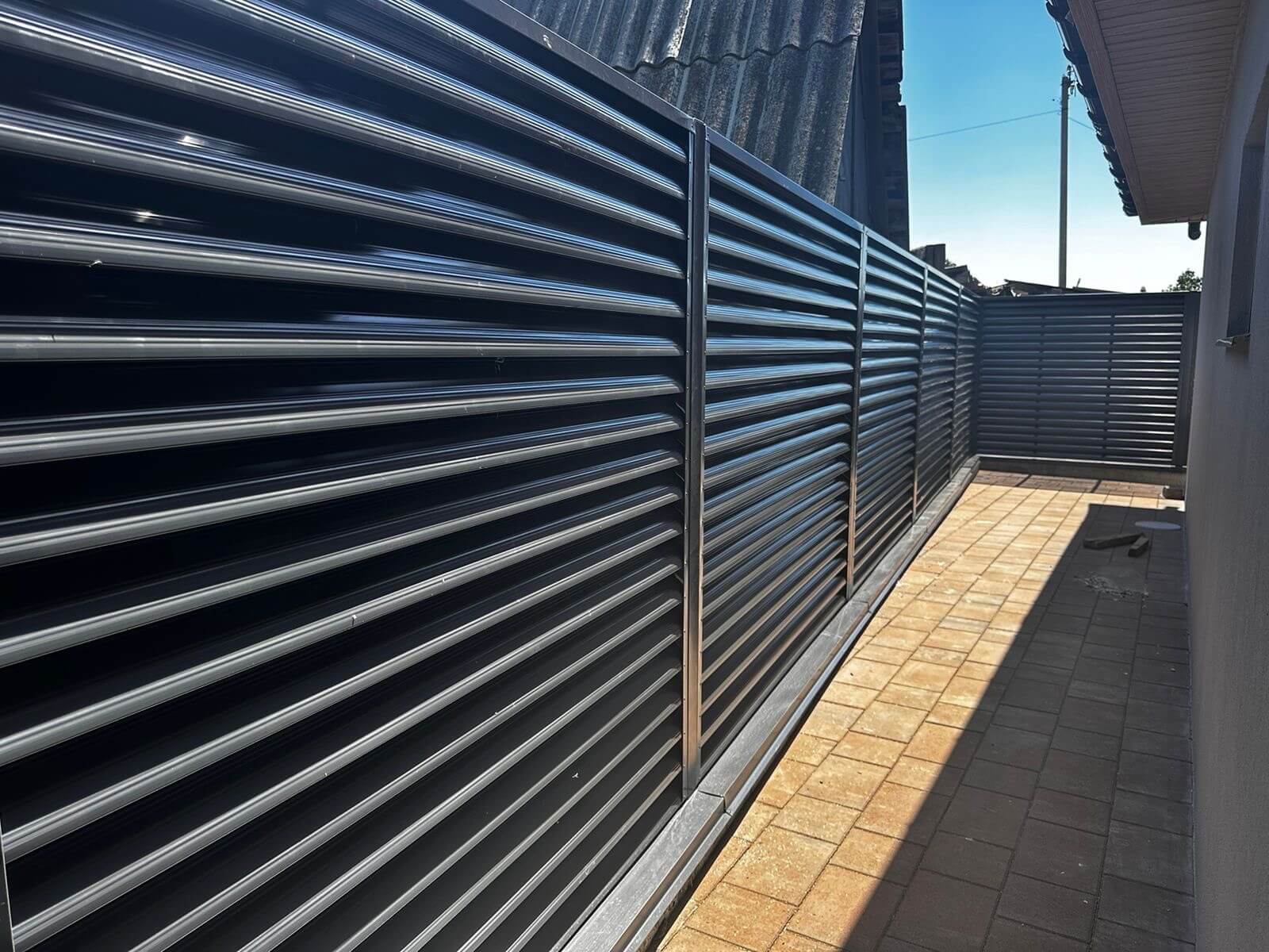 Забор-жалюзи из ламелей еврожалюзи 42м RAL7024 Серый Графит фото 1 в Симферополе