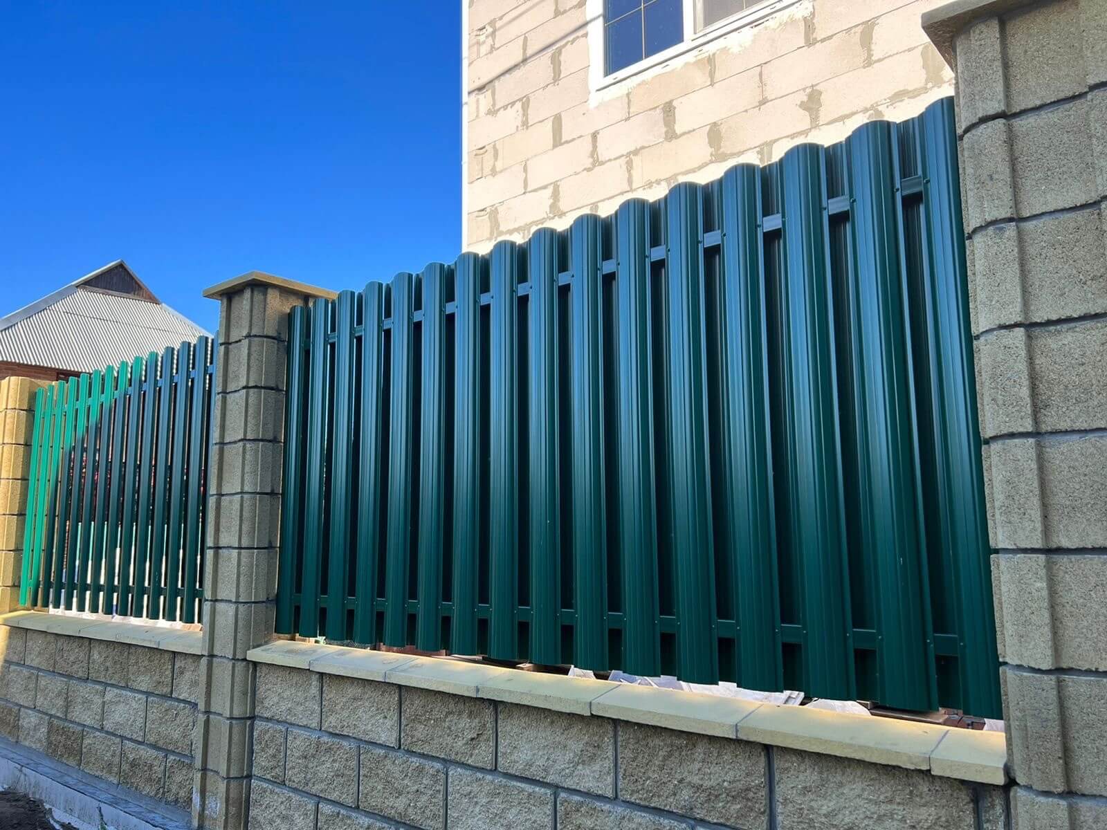 Забор из евроштакетника 22м RAL6005/6005 Зеленый Мох двусторонний фото 7 в Симферополе