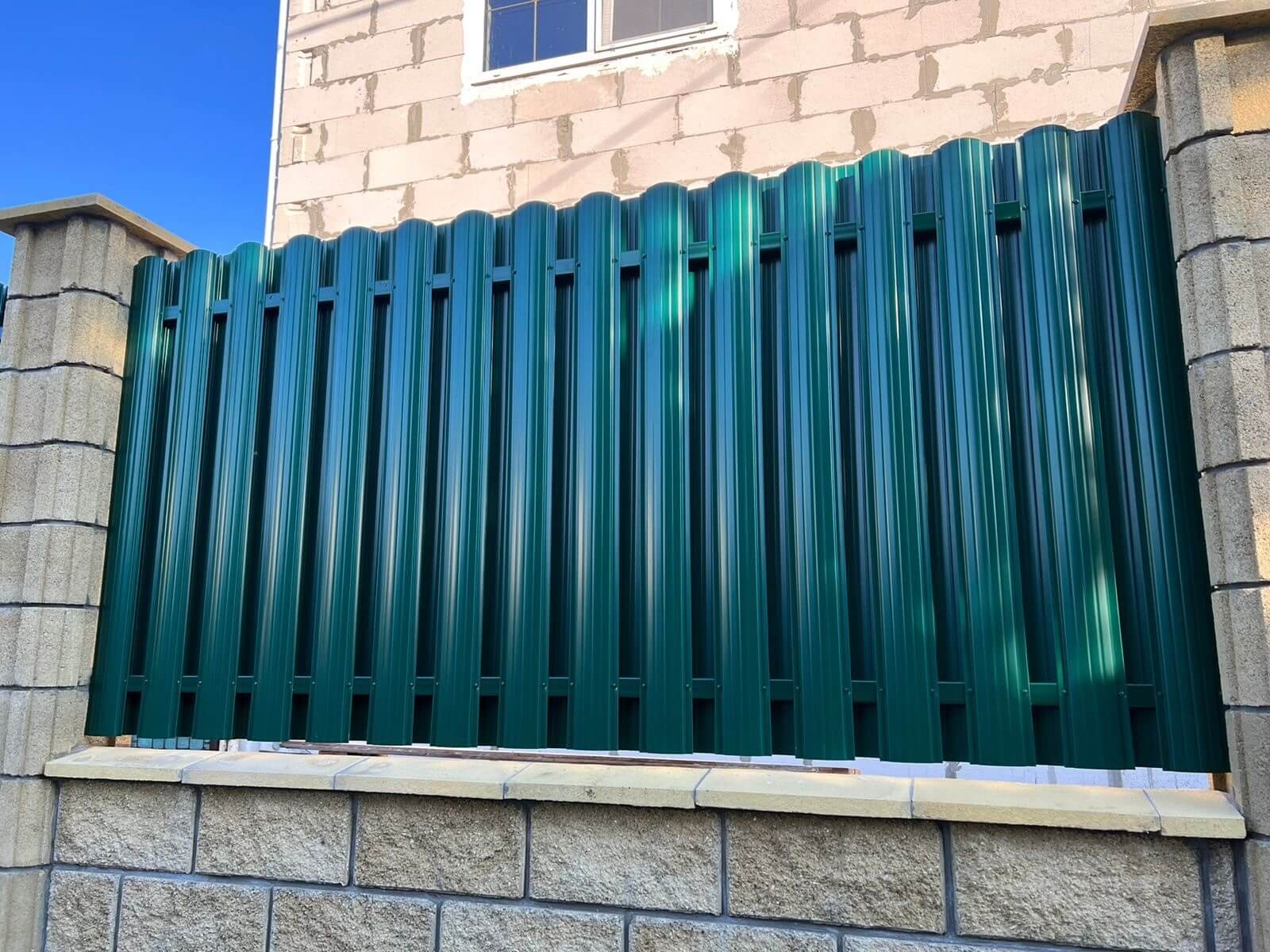 Забор из евроштакетника 22м RAL6005/6005 Зеленый Мох двусторонний фото 2 в Симферополе