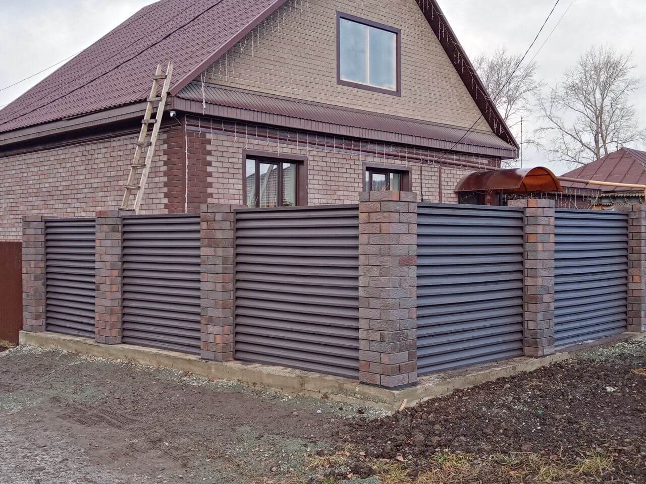 Забор-жалюзи из ламелей ЭКО-Z-US (усиленные) 30м RAL8019/8019 Темный Шоколад двусторонний МАТТЕ фото 3 в Симферополе