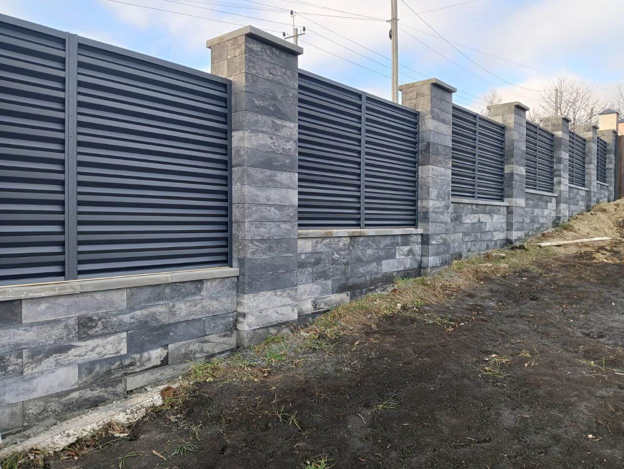Забор-жалюзи из ламелей Елочка 72м RAL7024/7024 Серый Графит двусторонний МАТТЕ фото 4 в Симферополе