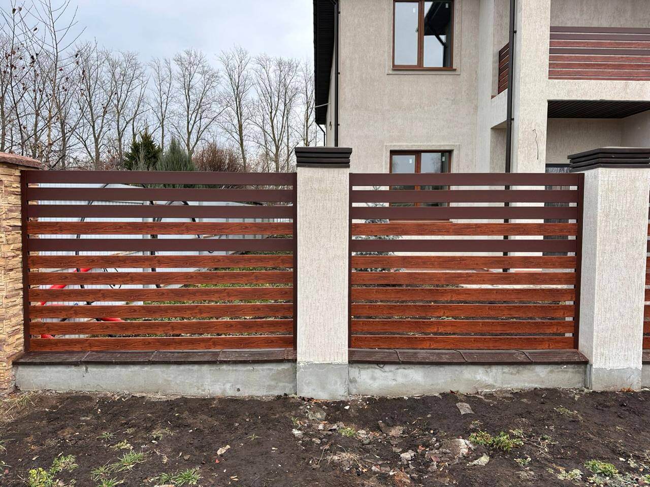 Забор-ранчо из металлопланкена 10м RAL8017 Шоколад МАТТЕ + Темное Дерево (Printech) фото 4 в Симферополе