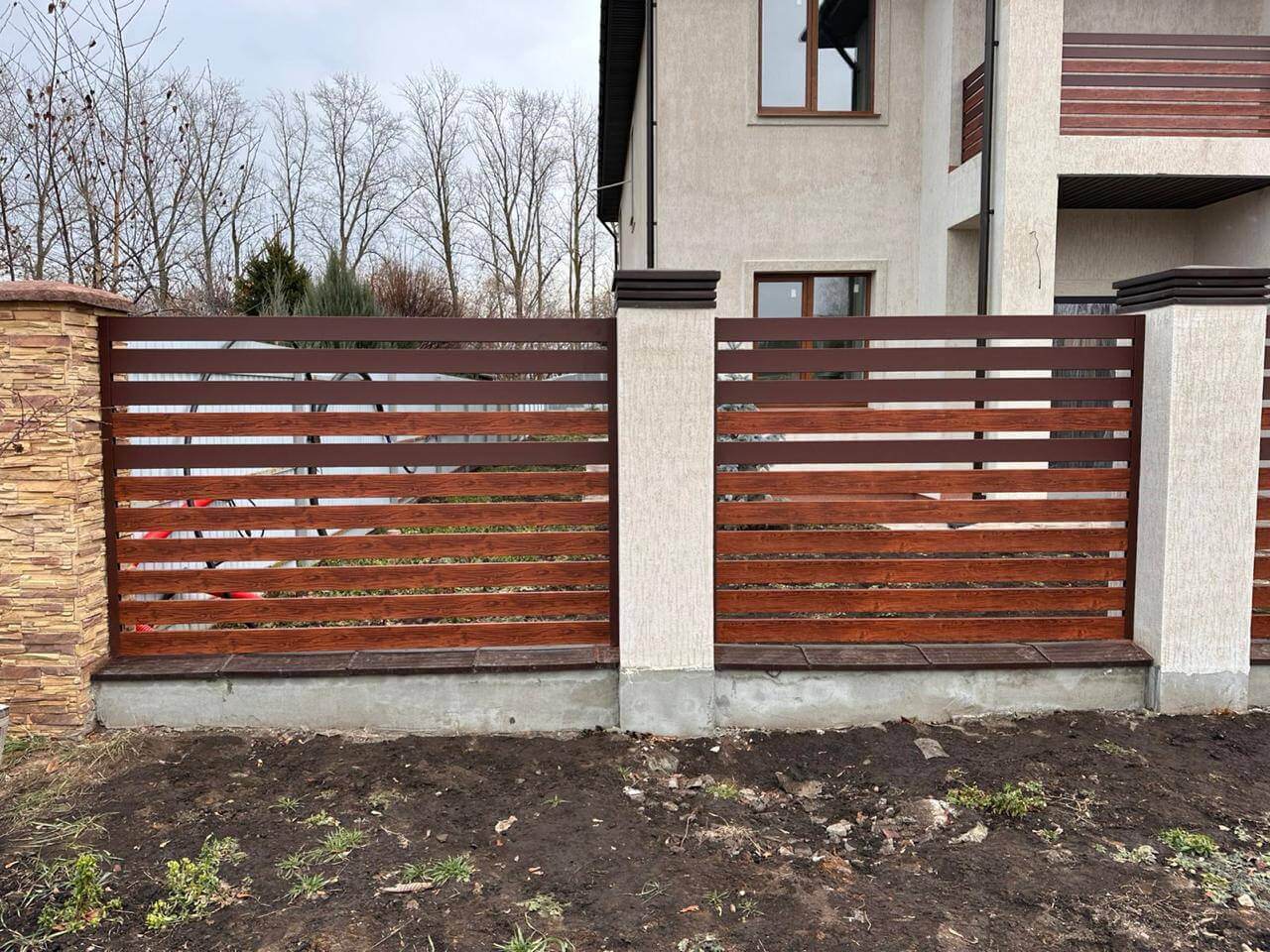 Забор-ранчо из металлопланкена 10м RAL8017 Шоколад МАТТЕ + Темное Дерево (Printech) фото 2 в Симферополе