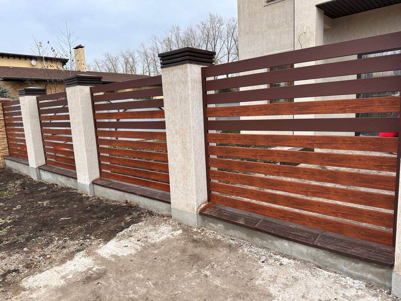 Забор-ранчо из металлопланкена 10м RAL8017 Шоколад МАТТЕ + Темное Дерево (Printech) в Симферополе