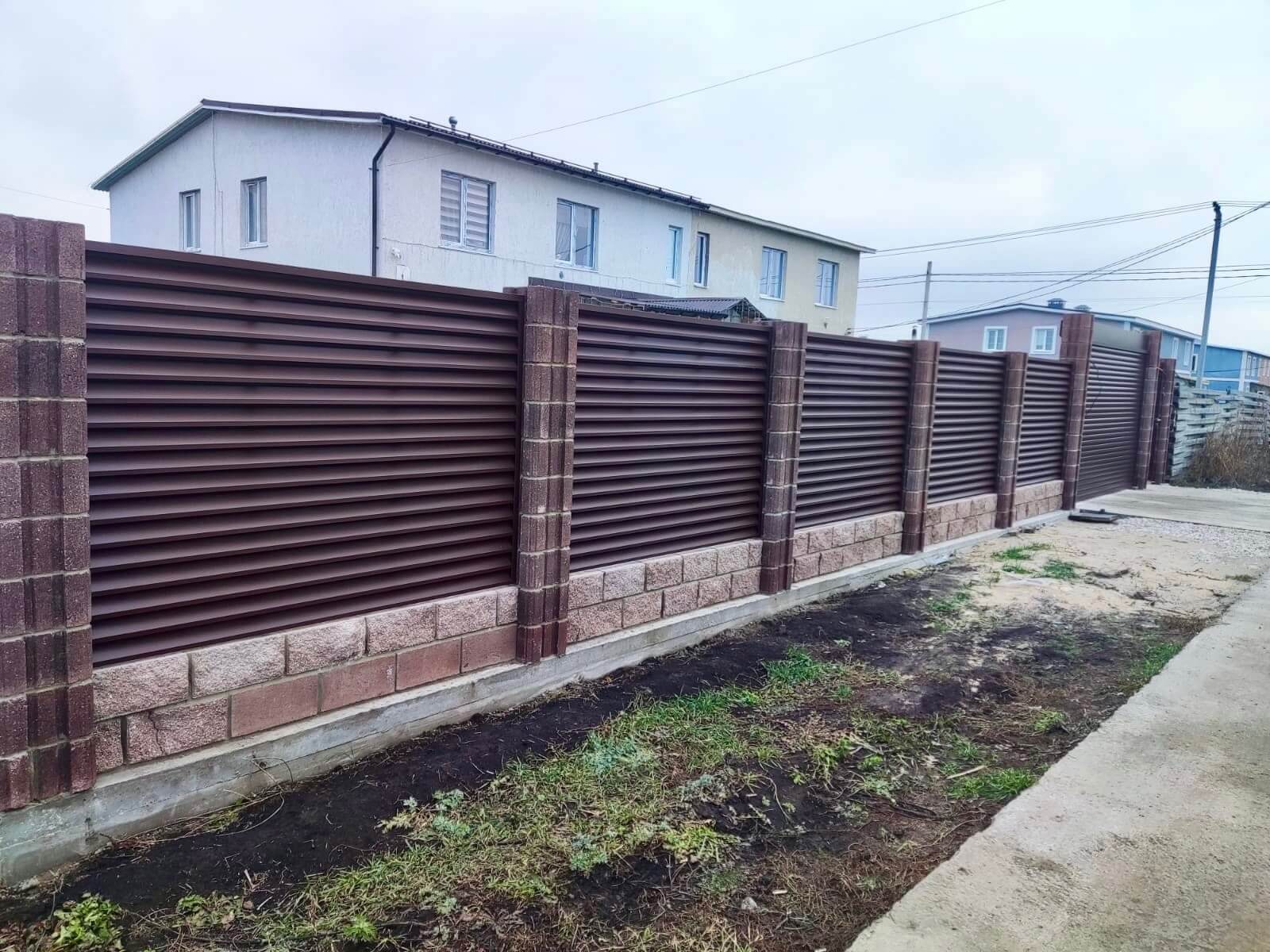 Забор-жалюзи из ламелей ЭКО-Z 13м RAL8019/8019 Темный Шоколад двусторонний МАТТЕ фото 1 в Симферополе