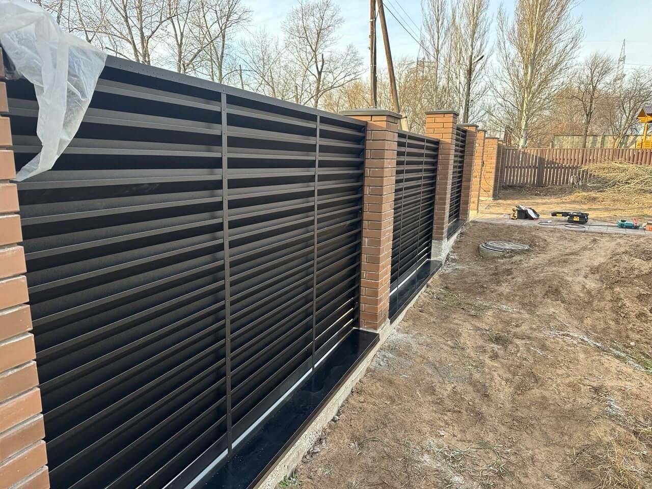 Забор-жалюзи из ламелей Хай-Тек 16м RAL9005/9005 Черный двусторонний МАТТЕ фото 1 в Симферополе