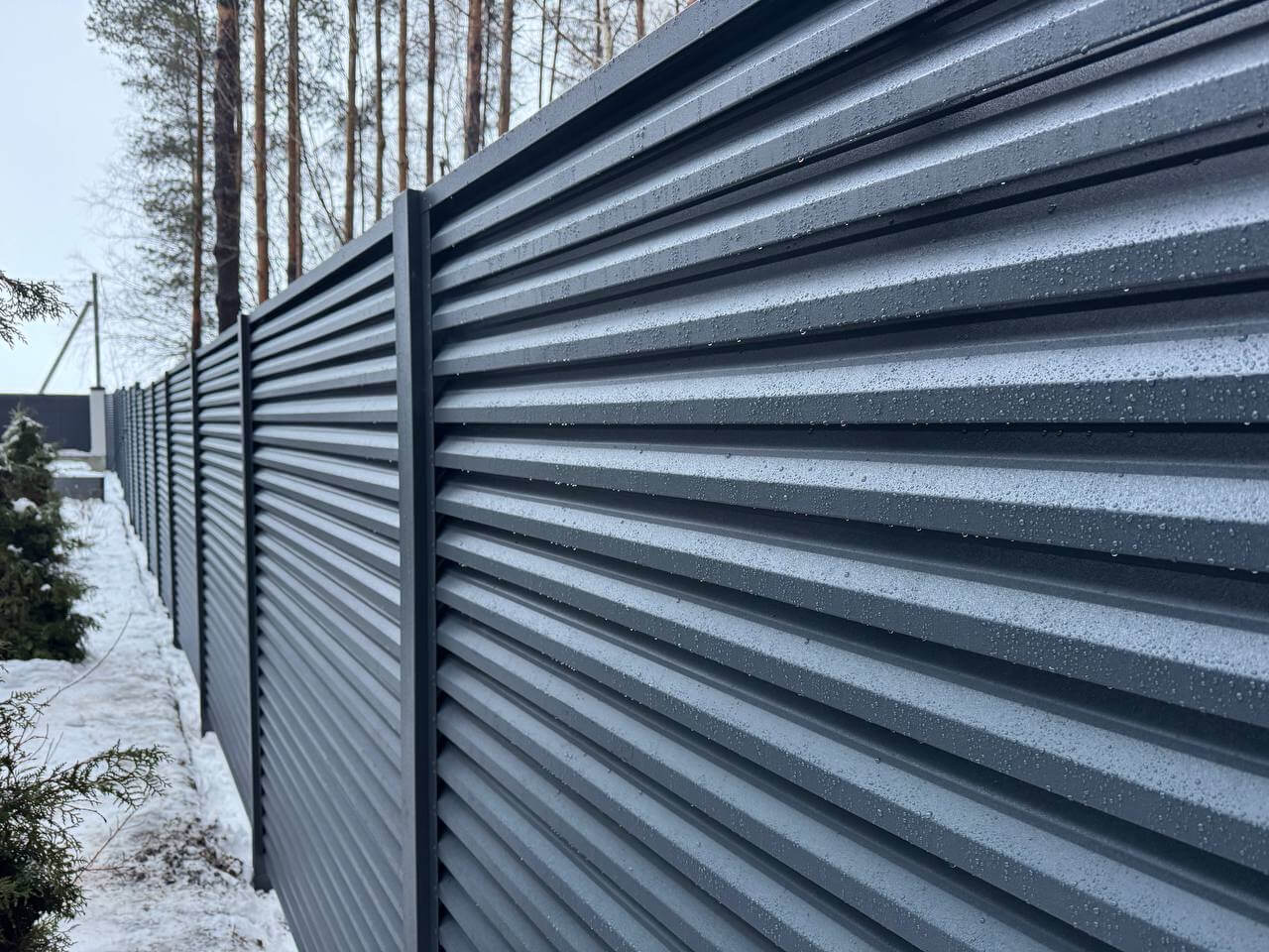 Забор-жалюзи из ламелей ЭКО-Z-US 54м RAL7024/7024 Серый Графит двусторонний МАТТЕ фото 2 в Симферополе