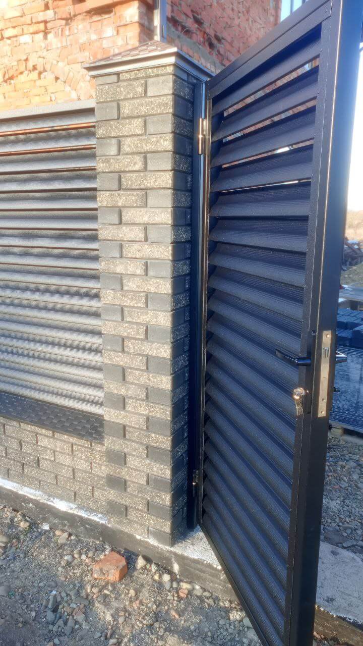 Забор-жалюзи из ламелей Еврожалюзи 24м RAL9005 Черный МАТТЕ фото 6 в Симферополе