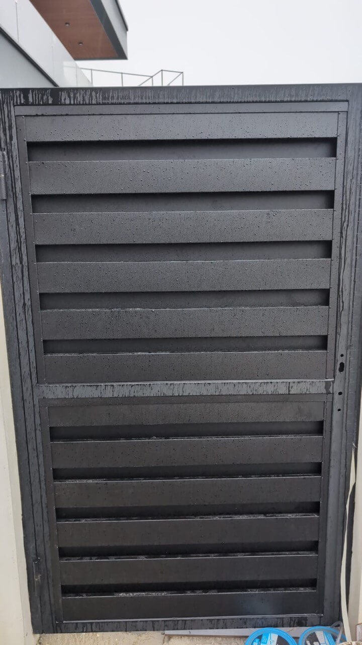Откатные ворота с калиткой из металлопланкена RAL9005/9005 Черный двусторонний МАТТЕ фото 3 в Симферополе
