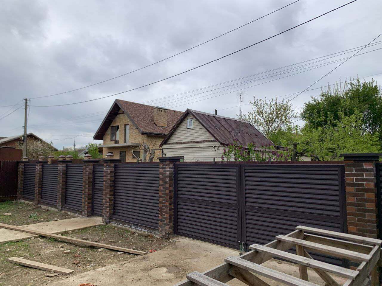 Забор-жалюзи из ламелей Реснички 24м RAL8019/8019 Темный Шоколад двусторонний МАТТЕ фото 2 в Симферополе