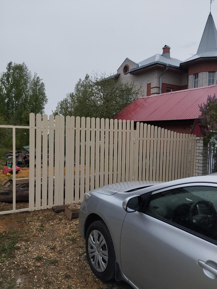 Забор из евроштакетника 9м RAL1015/1015 Слоновая Кость двусторонний фото 1 в Симферополе