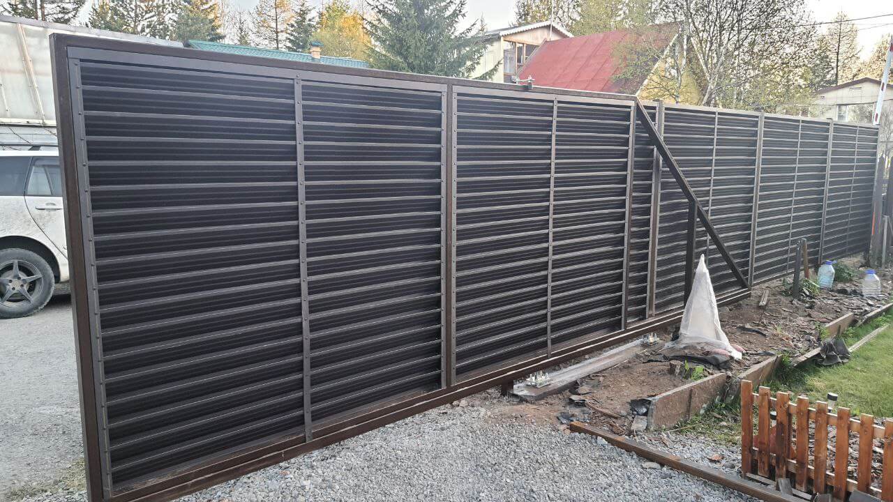 Забор-жалюзи из ламелей ЭКО-Z-US 12м RAL8019/8019 Темный Шоколад двусторонний МАТТЕ фото 1 в Симферополе