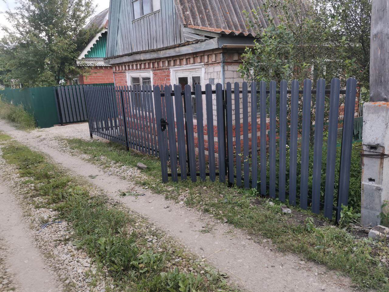 Забор из евроштакетника 7м RAL7024/7024 Серый Графит двусторонний фото 3 в Симферополе