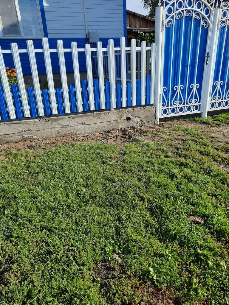 Забор из евроштакетника 14м RAL9003 Белый, RAL5005 Синий Сигнал фото 2 в Симферополе