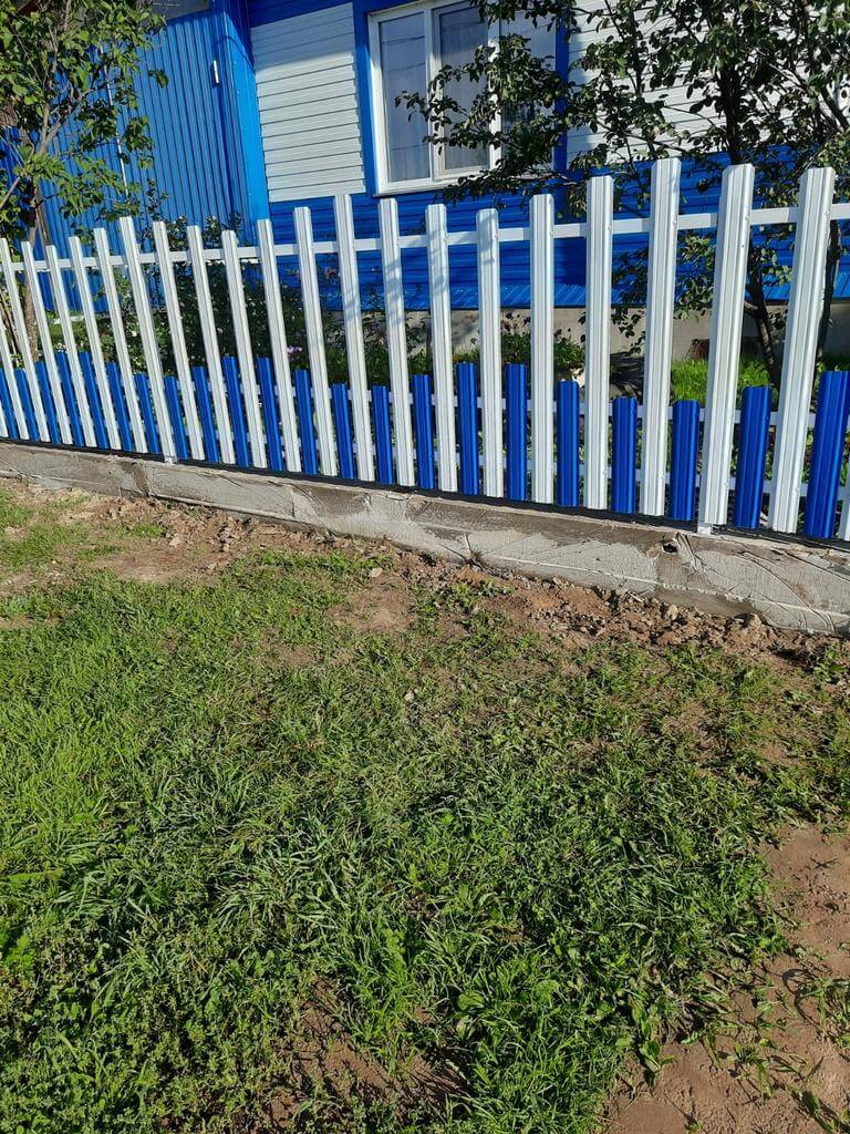 Забор из евроштакетника 14м RAL9003 Белый, RAL5005 Синий Сигнал фото 1 в Симферополе