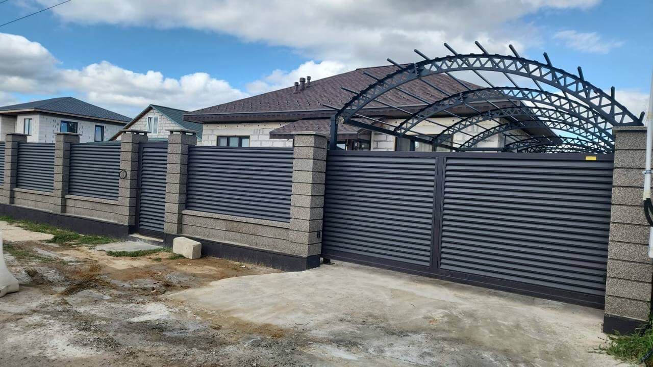 Забор-жалюзи из ламелей Реснички 27м RAL8019/8019 Темный Шоколад двусторонний МАТТЕ фото 2 в Симферополе