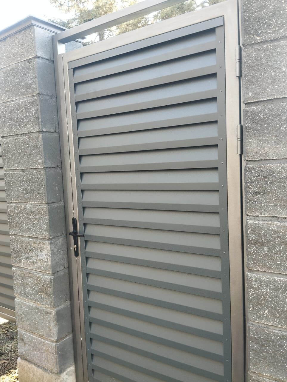 Откатные ворота с калиткой из ламелей Реснички RAL7024/7024 Серый Графит двусторонний МАТТЕ фото 2 в Симферополе