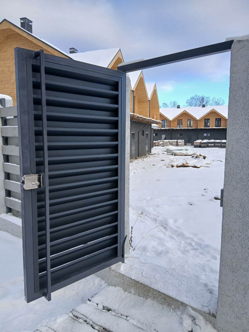 Входная группа из ламелей Хай-Тек RAL7024/7024 Серый Графит двусторонний МАТТЕ фото 21 в Симферополе