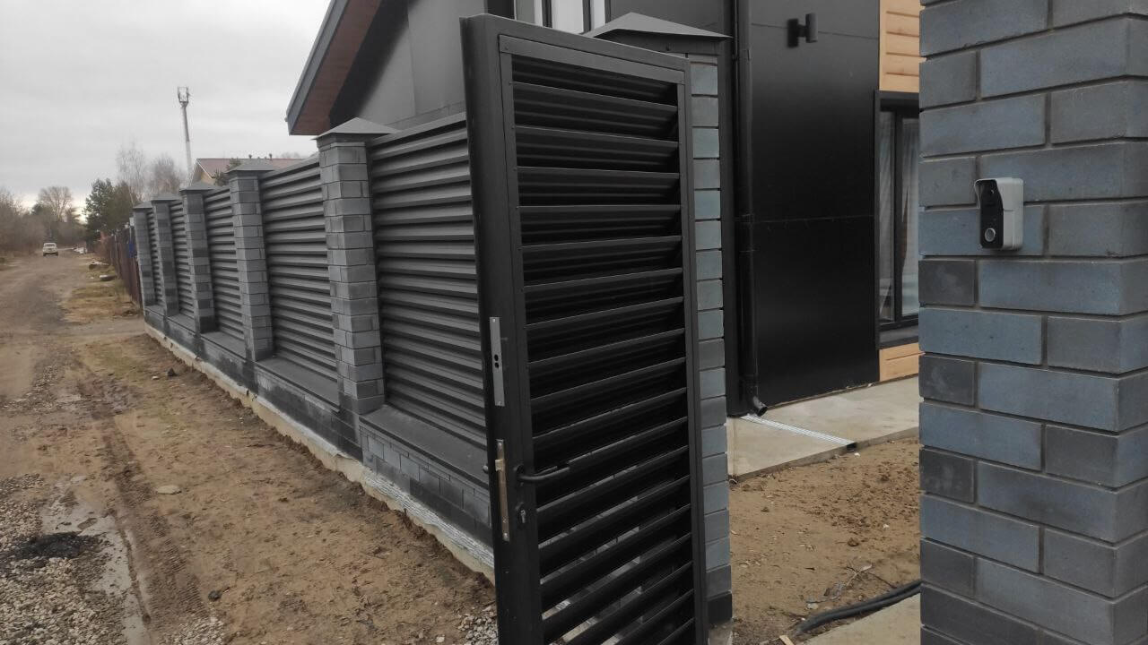 Забор-жалюзи из ламелей ЭКО-Z 17м RAL9005/9005 Черный МАТТЕ фото 1 в Симферополе