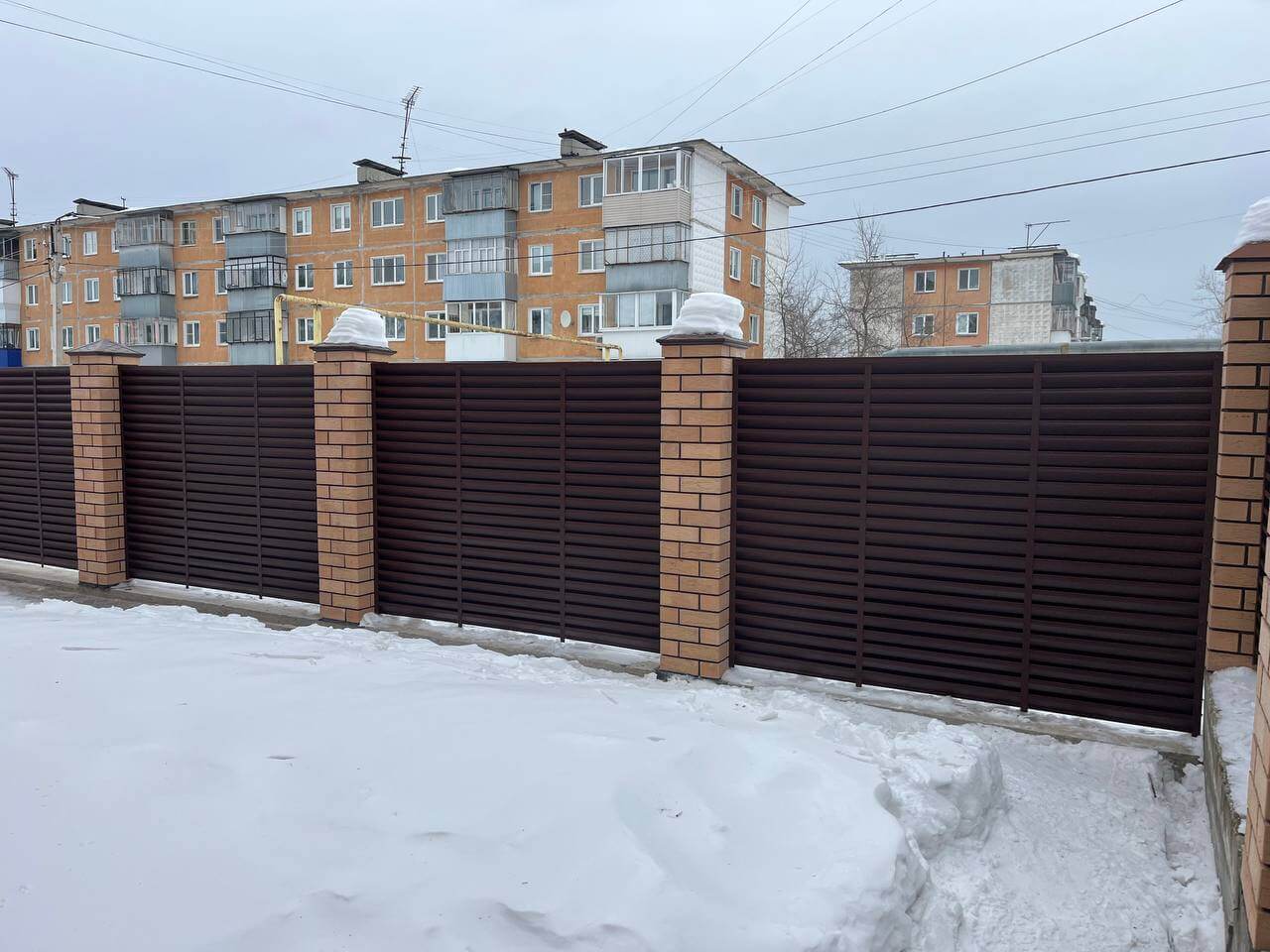 Забор-жалюзи из ламелей ЭКО-Z 87м RAL8017/8017 Шоколад двусторонний МАТТЕ фото 17 в Симферополе