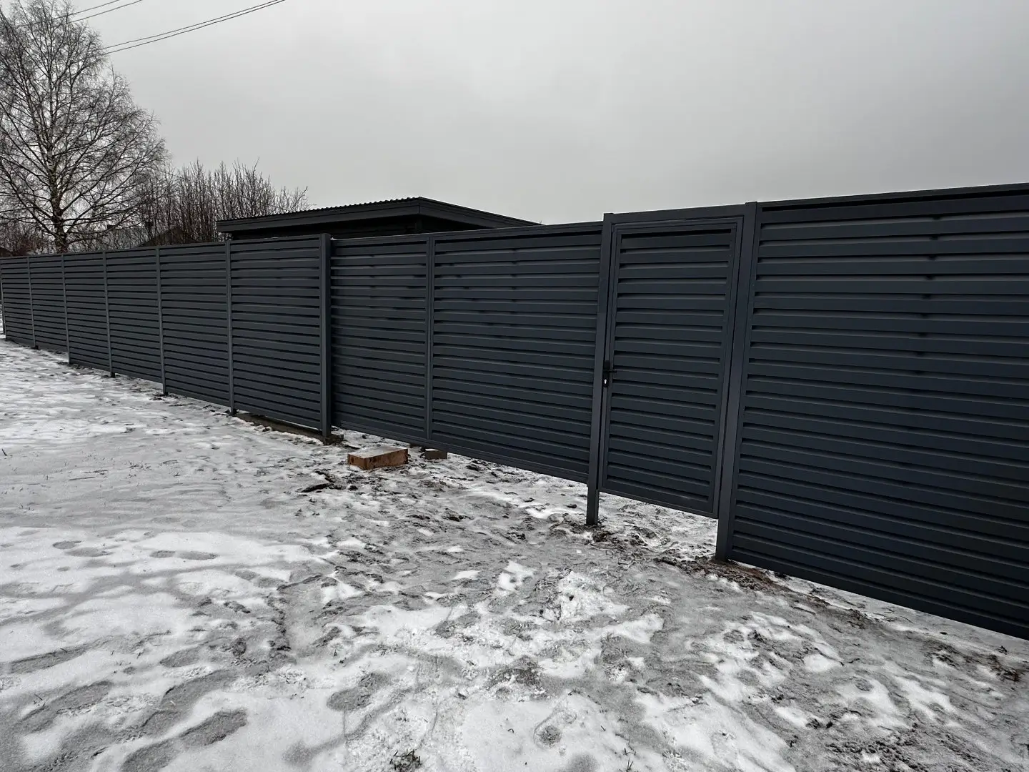 Забор-жалюзи из ламелей Хай-Тек 20м RAL7024/7024 Серый Графит двусторонний МАТТЕ фото 4 в Симферополе