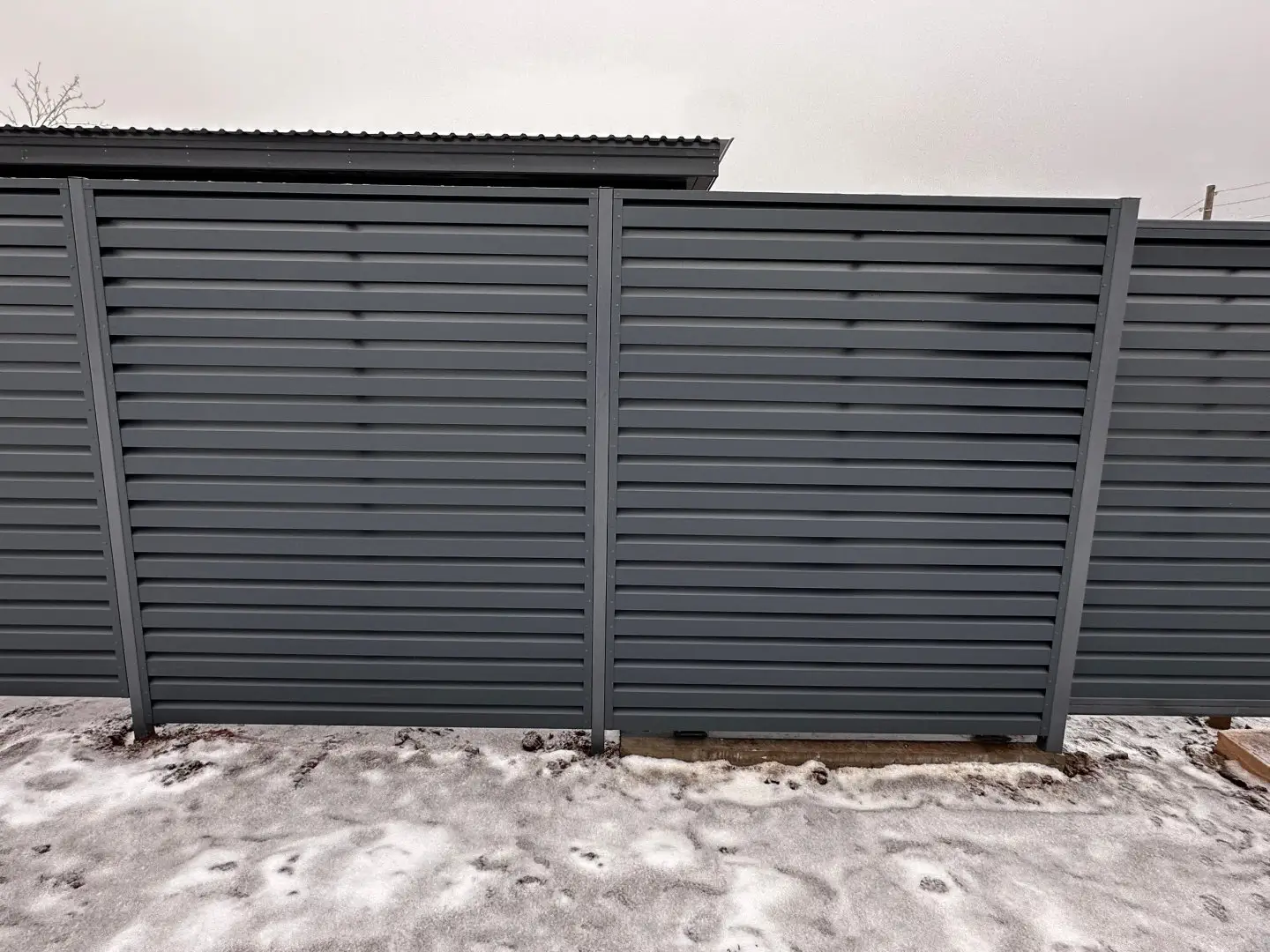 Забор-жалюзи из ламелей Хай-Тек 20м RAL7024/7024 Серый Графит двусторонний МАТТЕ фото 2 в Симферополе
