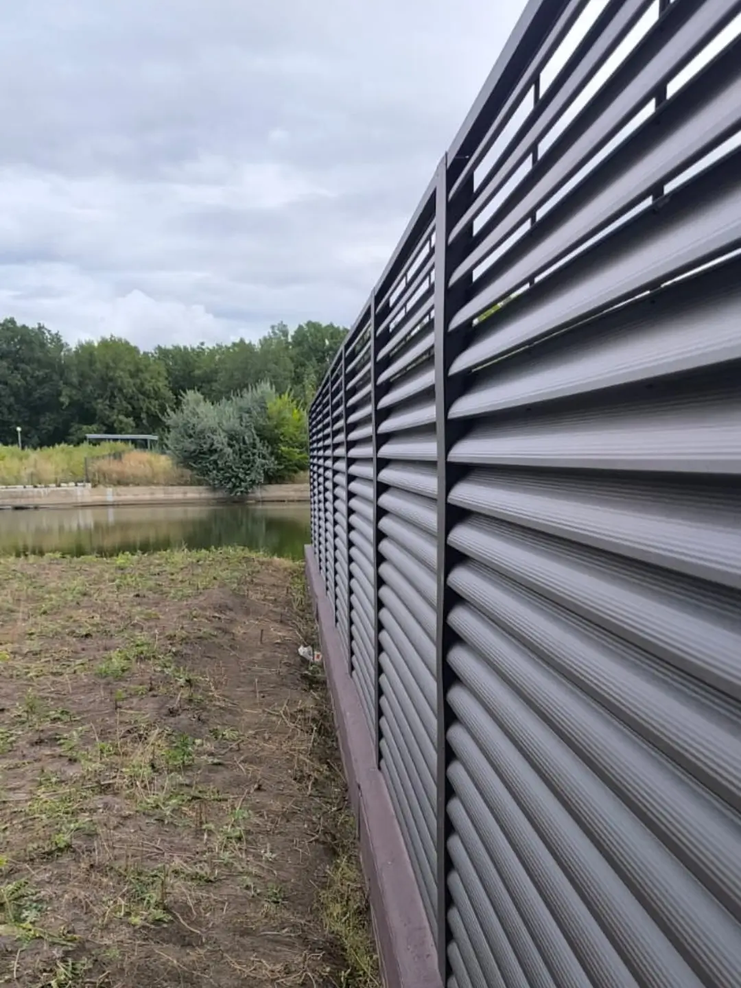 Забор-жалюзи из ламелей еврожалюзи 86м RAL8019/8019 Темный Шоколад двусторонний МАТТЕ фото 7 в Симферополе
