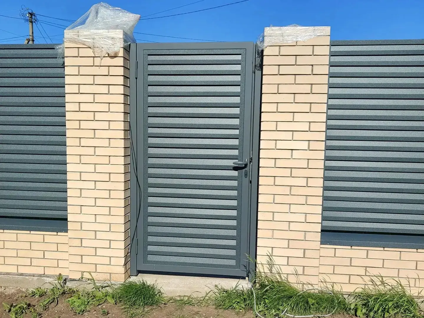 Забор-жалюзи из ламелей Реснички 16м RAL7024 Серый Графит Стальной Бархат фото 2 в Симферополе