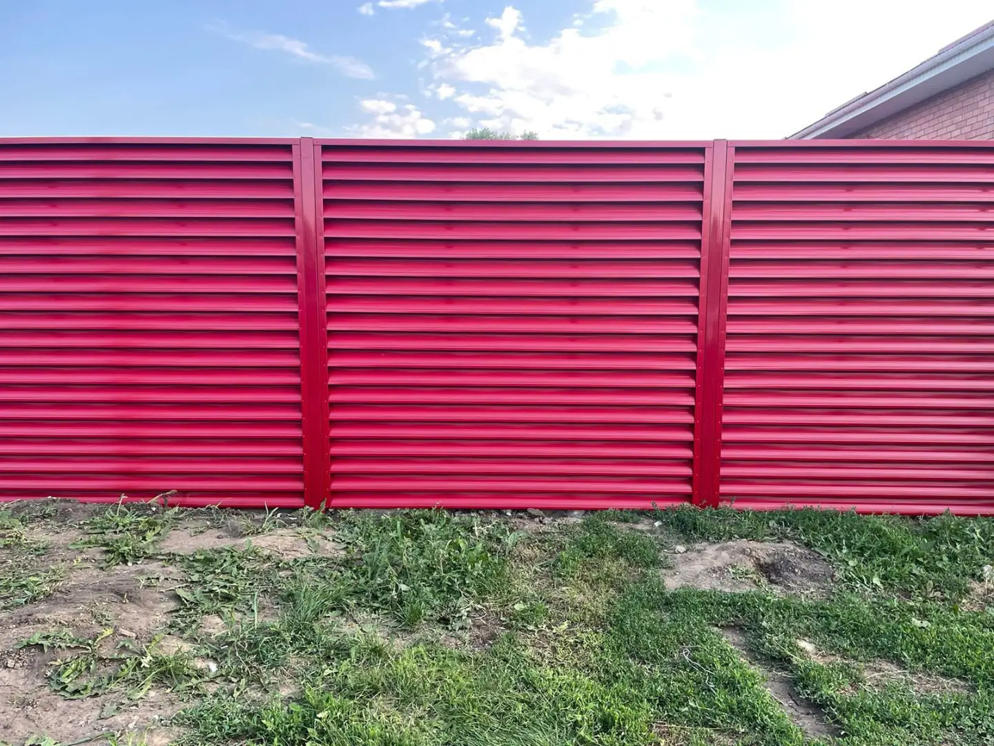 Забор-жалюзи из ламелей Еврожалюзи 24м RAL3003 Рубин в Симферополе