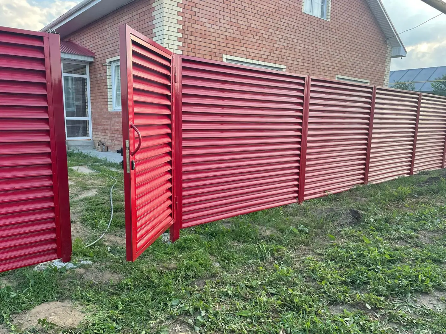 Забор-жалюзи из ламелей Еврожалюзи 24м RAL3003 Рубин фото 6 в Симферополе