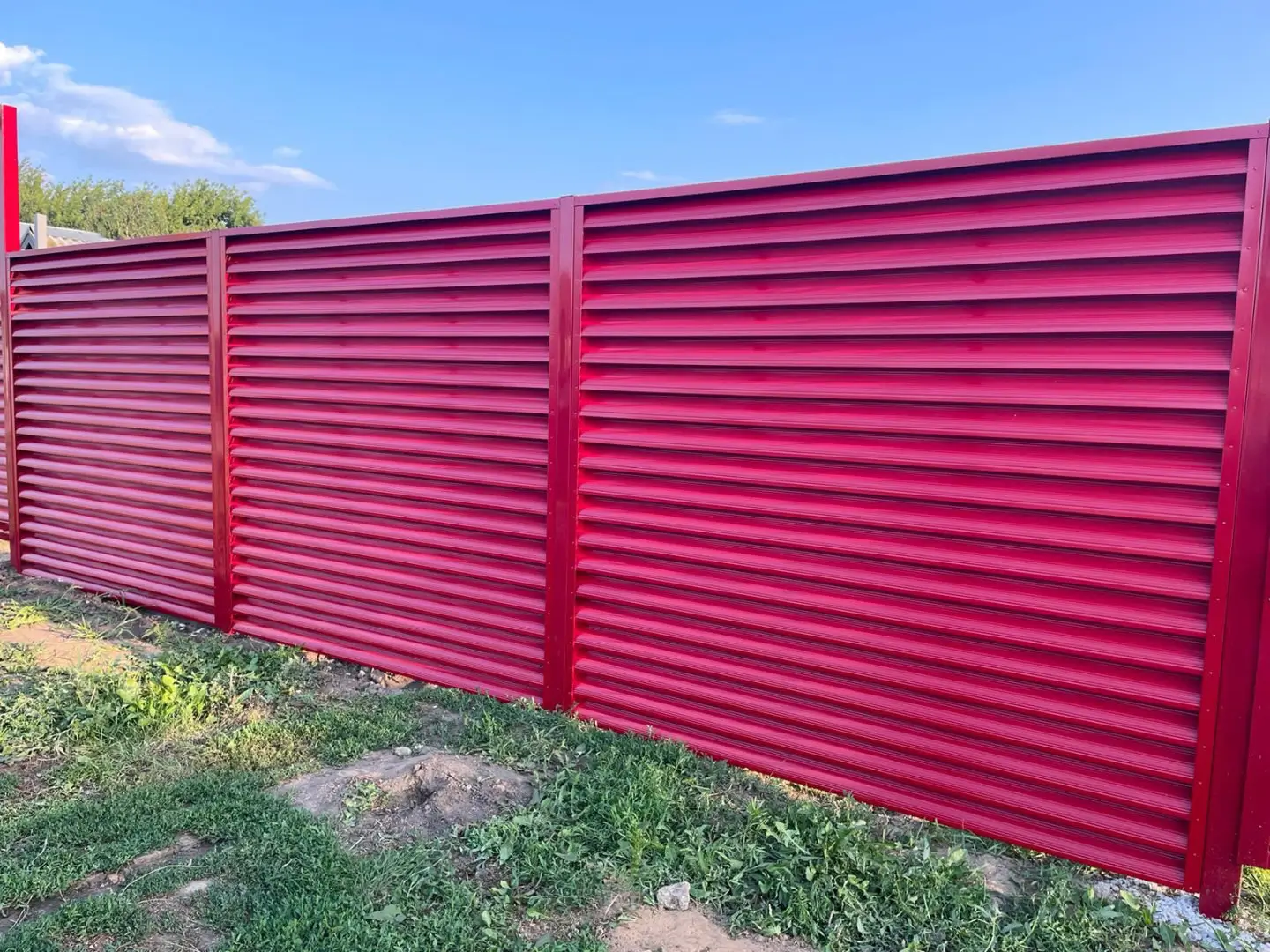 Забор-жалюзи из ламелей Еврожалюзи 24м RAL3003 Рубин фото 2 в Симферополе